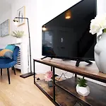 Casa de Férias 2 Bedroom House On Holmes Hill Road- Free Parking, Wi-fi & Patio Bristol