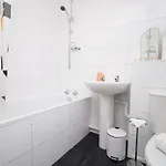 Casa de Férias 2 Bedroom House On Holmes Hill Road- Free Parking, Wi-fi & Patio *