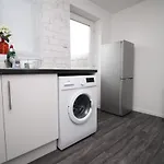 2 Bedroom House On Holmes Hill Road- Free Parking, Wi-fi & Patio