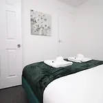 2 Bedroom House On Holmes Hill Road- Free Parking, Wi-fi & Patio Casa de Férias *