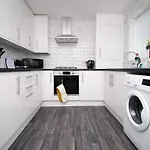 2 Bedroom House On Holmes Hill Road- Free Parking, Wi-fi & Patio Bristol