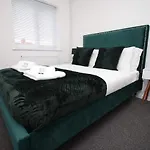 Casa de Férias 2 Bedroom House On Holmes Hill Road- Free Parking, Wi-fi & Patio
