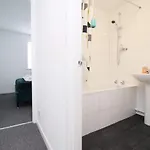 Casa de Férias 2 Bedroom House On Holmes Hill Road- Free Parking, Wi-fi & Patio