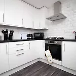 Casa de Férias 2 Bedroom House On Holmes Hill Road- Free Parking, Wi-fi & Patio *