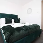 2 Bedroom House On Holmes Hill Road- Free Parking, Wi-fi & Patio *