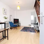 2 Bedroom House On Holmes Hill Road- Free Parking, Wi-fi & Patio