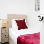 Holiday home 2 Bedroom House On Holmes Hill Road- Free Parking, Wi-fi & Patio