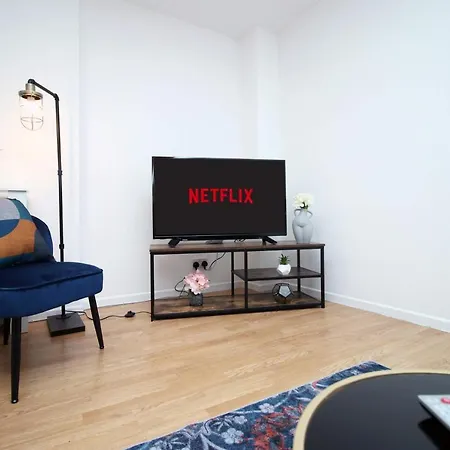 2 Bedroom House On Holmes Hill Road- Free Parking, Wi-fi & Patio