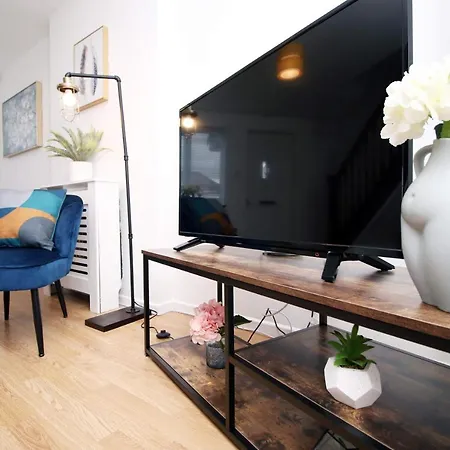 Nyaraló 2 Bedroom House On Holmes Hill Road- Free Parking, Wi-fi & Patio Bristol