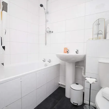 Holiday home 2bedroom Home- Free Parking, Wi-fi & Patio- Available For Long Or Short Term *