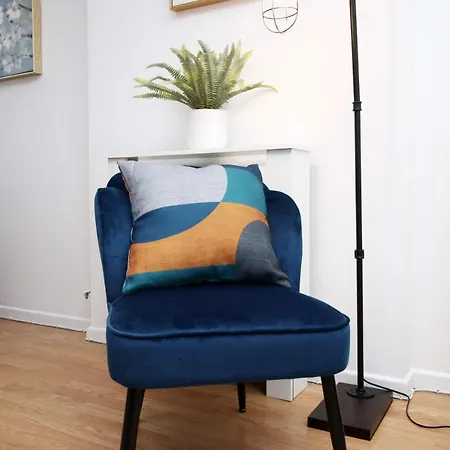 2bedroom Home- Free Parking, Wi-fi & Patio- Available For Long Or Short Term Bristol