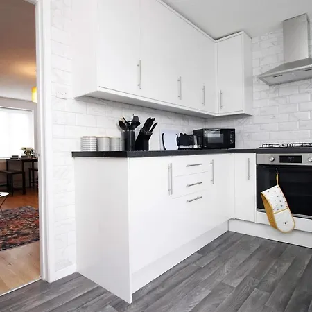 2 Bedroom House On Holmes Hill Road- Free Parking, Wi-fi & Patio بيت للعطل *