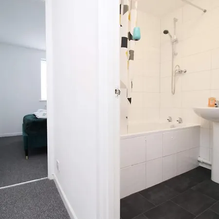 Holiday home 2bedroom Home- Free Parking, Wi-fi & Patio- Available For Long Or Short Term