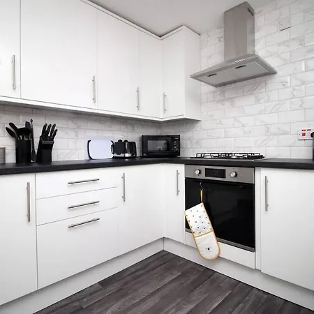 Holiday home 2bedroom Home- Free Parking, Wi-fi & Patio- Available For Long Or Short Term *