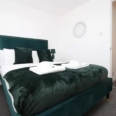 2 Bedroom House On Holmes Hill Road- Free Parking, Wi-fi & Patio *