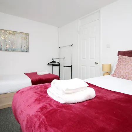 2 Bedroom House On Holmes Hill Road- Free Parking, Wi-fi & Patio Ferienhaus