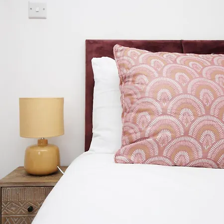 2bedroom Home- Free Parking, Wi-fi & Patio- Available For Long Or Short Term * Bristol