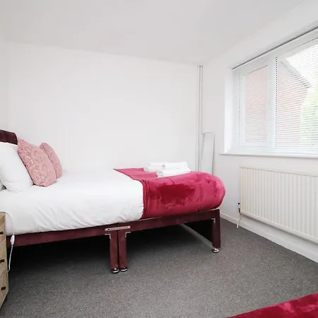 2 Bedroom House On Holmes Hill Road- Free Parking, Wi-fi & Patio