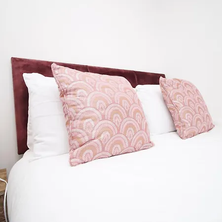 Holiday home 2bedroom Home- Free Parking, Wi-fi & Patio- Available For Long Or Short Term