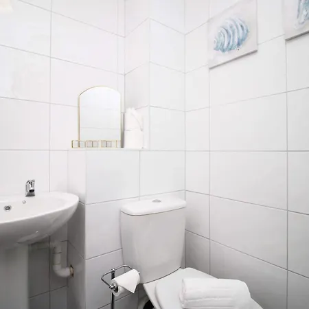2 Bedroom House On Holmes Hill Road- Free Parking, Wi-fi & Patio Casa vacanze