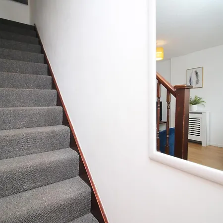 2 Bedroom House On Holmes Hill Road- Free Parking, Wi-fi & Patio *