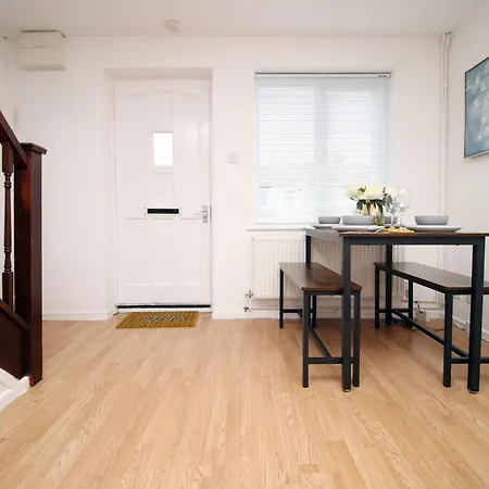 Holiday home 2bedroom Home- Free Parking, Wi-fi & Patio- Available For Long Or Short Term Bristol
