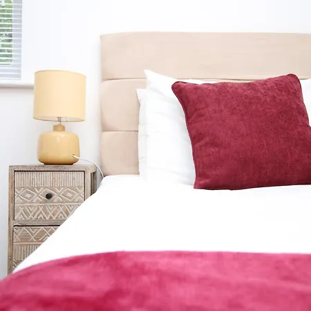 2 Bedroom House On Holmes Hill Road- Free Parking, Wi-fi & Patio Ferienhaus