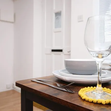 Casa de Férias 2 Bedroom House On Holmes Hill Road- Free Parking, Wi-fi & Patio