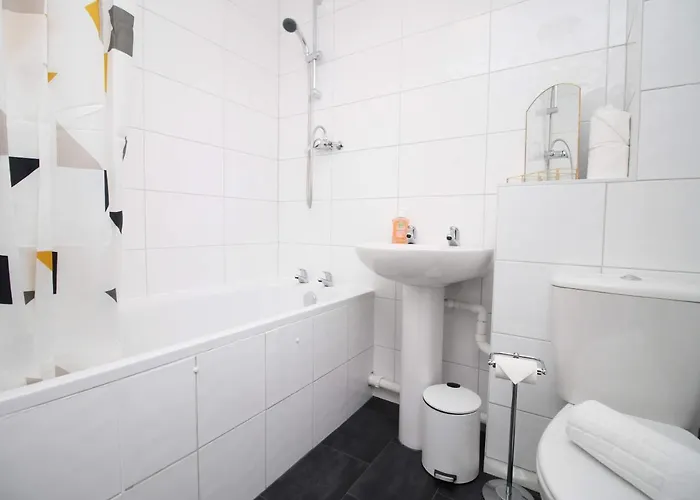 Ferienhaus 2 Bedroom House On Holmes Hill Road- Free Parking, Wi-fi & Patio *