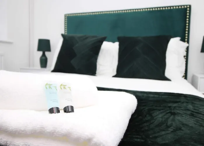 2 Bedroom House On Holmes Hill Road- Free Parking, Wi-fi & Patio