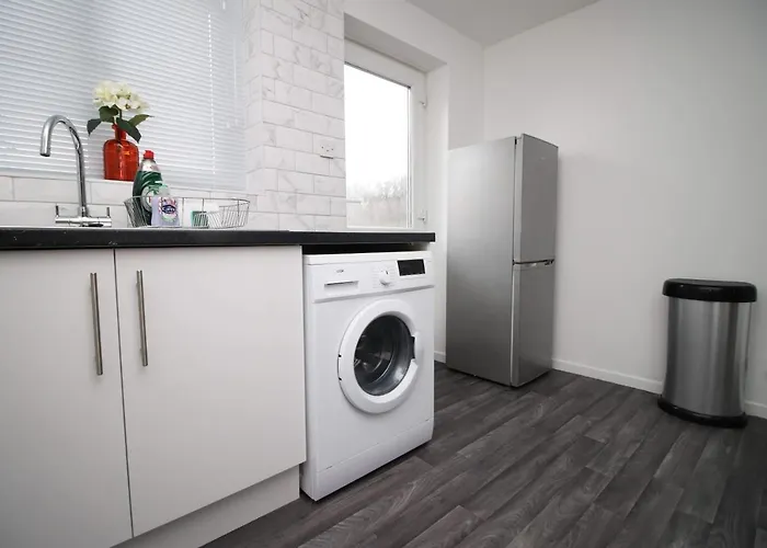 2 Bedroom House On Holmes Hill Road- Free Parking, Wi-fi & Patio