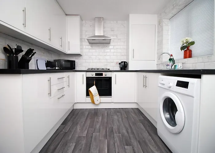 2 Bedroom House On Holmes Hill Road- Free Parking, Wi-fi & Patio Bristol