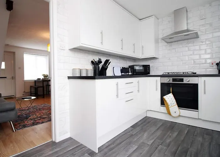 2 Bedroom House On Holmes Hill Road- Free Parking, Wi-fi & Patio Ferienhaus *