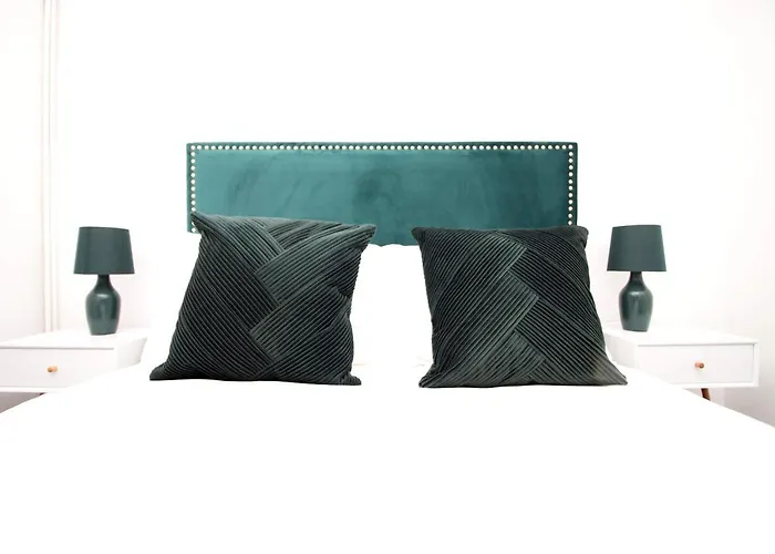 2 Bedroom House On Holmes Hill Road- Free Parking, Wi-fi & Patio *