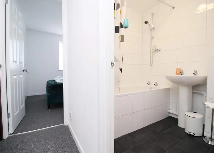 Ferienhaus 2 Bedroom House On Holmes Hill Road- Free Parking, Wi-fi & Patio