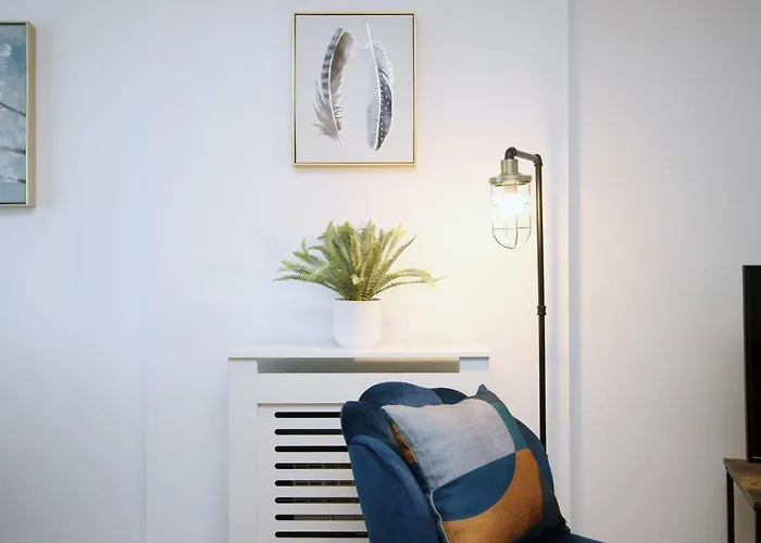 2 Bedroom House On Holmes Hill Road- Free Parking, Wi-fi & Patio ブリストル