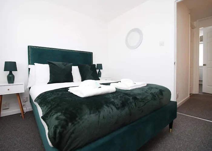 2 Bedroom House On Holmes Hill Road- Free Parking, Wi-fi & Patio *