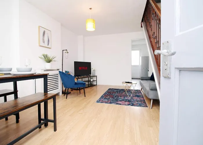 2 Bedroom House On Holmes Hill Road- Free Parking, Wi-fi & Patio