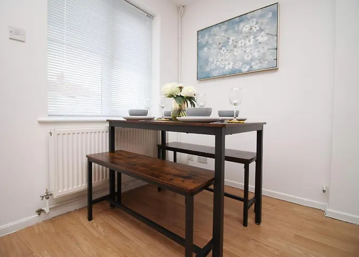 2 Bedroom House On Holmes Hill Road- Free Parking, Wi-fi & Patio Bristol