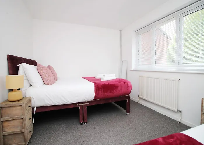 2 Bedroom House On Holmes Hill Road- Free Parking, Wi-fi & Patio