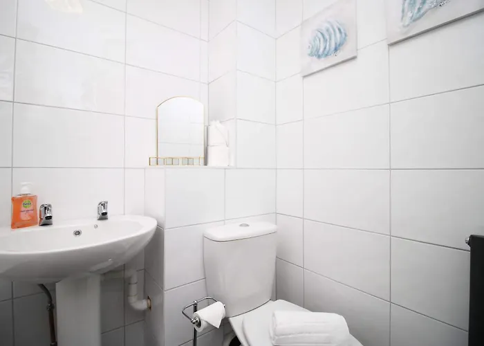 2 Bedroom House On Holmes Hill Road- Free Parking, Wi-fi & Patio Ferienhaus