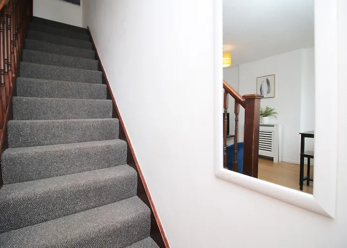 2 Bedroom House On Holmes Hill Road- Free Parking, Wi-fi & Patio *