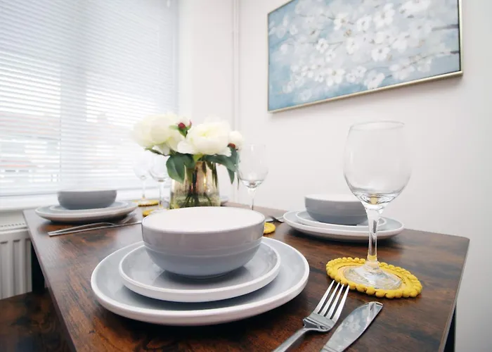 2 Bedroom House On Holmes Hill Road- Free Parking, Wi-fi & Patio