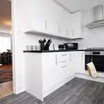 2 Bedroom House On Holmes Hill Road- Free Parking, Wi-fi & Patio Дом отдыха *
