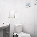 2 Bedroom House On Holmes Hill Road- Free Parking, Wi-fi & Patio Дом отдыха