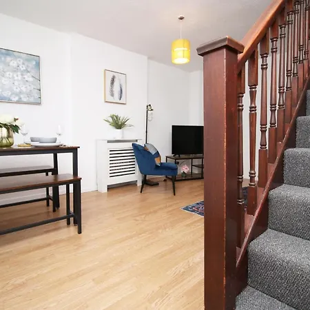 2 Bedroom House On Holmes Hill Road- Free Parking, Wi-fi & Patio Hébergement de vacances Bristol