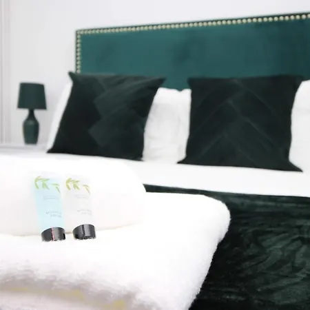 2 Bedroom House On Holmes Hill Road- Free Parking, Wi-fi & Patio