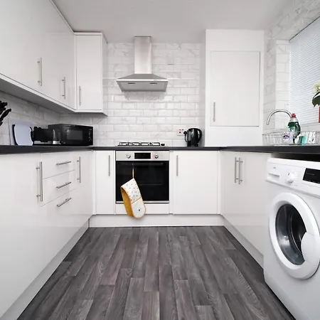 2 Bedroom House On Holmes Hill Road- Free Parking, Wi-fi & Patio בריסטול