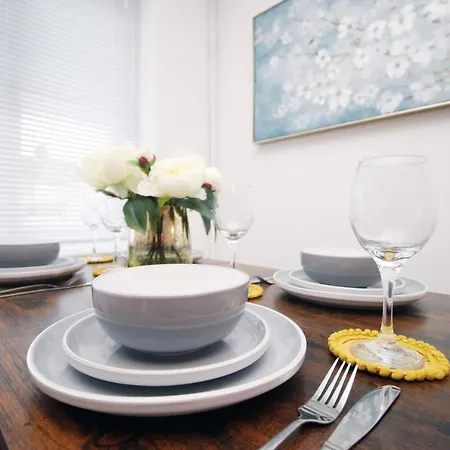 2bedroom Home- Free Parking, Wi-fi & Patio- Available For Long Or Short Term Bristol