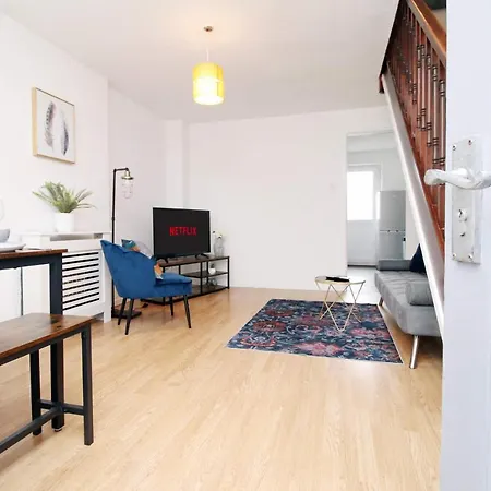 2 Bedroom House On Holmes Hill Road- Free Parking, Wi-fi & Patio